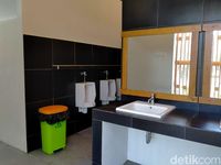 Bagian dalam toiletnya