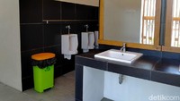 Petugas di Pulau Lihaga pun sigap membersihkan toilet untuk tetap kering (Afif Farhan/detikcom)