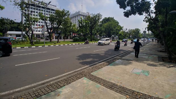  Lalu lintas di jalan ini nampak ramai dan lancar.