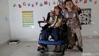Tenaga pengajar di sekolah tersebut memberikan edukasi kepada beberapa penyandang disabilitas seperti tunanetra, tunarungu, tunadaksa, tunagrahita, cerebral palsu, dan down syndrome.