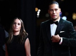 Van Dijk datang ke Ballon dOr sebagai salah satu kandidat pemenang. Dia tiba di Chatelet Theatre, Paris, Selasa (3/12/2019) dini hari WIB, ditemani istrinya, Rike Nooitgedagt. (FRANCK FIFE / AFP)