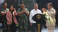 Tak sendiri, Prabowo meninjau bersama Panglima TNI Marsekal Hadi Tjahjanto.