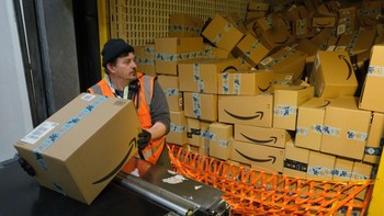 Barang yang sudah siap diantar dimasukkan ke dalam truk. Foto: Getty Images