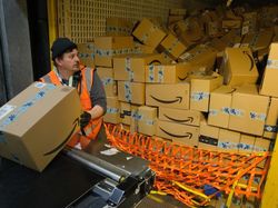 Kesibukan Gudang Toko Online Terbesar Dunia di Musim Belanja