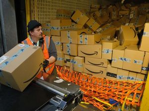 Tetap Kerja Saat Pandemi, Pegawai Amazon Dapat Bonus Rp 7 Triliun