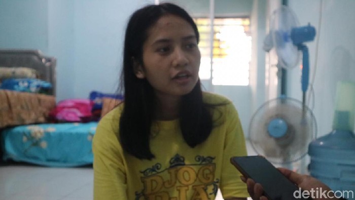 Ibu muda yang ditinggal suami karena anaknya terlahir tak sempurna (Foto: Amir Baihaqi) Ibu muda yang ditinggal suami karena anaknya terlahir tak sempurna (Foto: Amir Baihaqi)