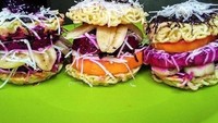 Mie instan biasanya disantap langsung atau diberi tambahan pelengkap telur atau sayuran. Tapi netizen Indonesia malah mengolahnya jadi berbagai makanan aneh. Termasuk burger mie dengan isian aneka buah ini.  Foto: istimewa