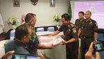 Penampakan Uang Nyaris Setinggi Patung Sudirman dari Koruptor Susuk KB