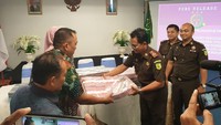 Pembayaran uang pengganti tersebut sebagai bentuk upaya dari Kejaksaan dalam rangka bagaimana memulihkan aset dari kerugian tindak pidana korupsi, sehingga dengan adanya pembayaran uang pengganti tersebut Kejaksaan berkomitmen secara penuh dalam hal penindakan khususnya tindak pidana korupsi tidak hanya memenjarakan orang tersebut tetapi berkomitmen untuk dapat pelaku tindak pidana tersebut mengganti/membayar apa yang telah pelaku tindak pidana korupsi tersebut lakukan sehingga adanya kerugian negara yang diakibatkan dari perbuatan tersebut.