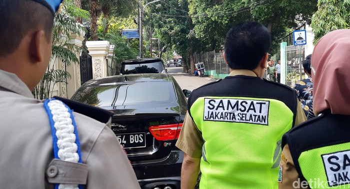 Badan Pajak Retribusi Daerah (BPRD) DKI Jakarta bersama Polda Metro Jaya gelar razia gabungan pengesahan STNK dengan mendatangi langsung pemilik mobil mewah.