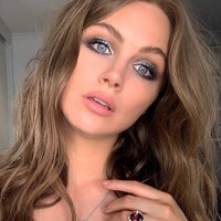 Ksenija Lukich punya pesona kecantikan bak princess di negeri dongeng. Ksenija dikenal sebagai model dan presenter yang berasal dari Serbia, tapi kini menetap di Australia. Foto: dok. Instagram