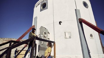 Ikea bermitra dengan organisasi Mars Society untuk mendekorasi rumah dua lantai ini yang secara teori dipakai untuk habitat di Mars, dengan material yang sangat kuat untuk menghadapi lingkungan keras di sana. Foto: Ikea