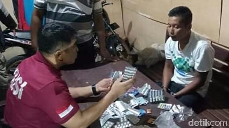 Bejat, Bapak Budak Pil Koplo Perkosa Anak Kandungnya Selama Tiga Tahun Bejat, Bapak Budak Pil Koplo Perkosa Anak Kandungnya Selama Tiga Tahun