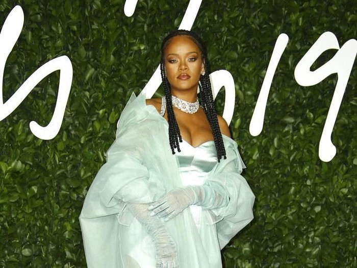 Rihanna hadiri Britain Fashion Awards.