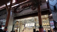 Cincin tersebut dipajang oleh toko Kanz Dubai Jewellery. Kebetulan toko ini berada di deretan paling depan. Terbayang sudah sesaknya orang-orang yang ingin berfoto dengan latar cincin ini. (Bonauli/detikcom)