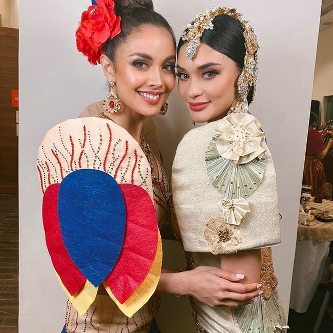 Aku sangat bahagia bisa jalan bersama atlet-atlet Indonesia. Indonesia akan selalu menjadi negara yang spesial di hatiku karena di situlah aku memenangkan Miss World, tulis Megan di caption foto Instagram yang menampilkan dirinya berpose bersama Miss Universe 2015 Pia Wurtzbach. Foto: Instagram/@meganbata