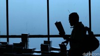 Tak hanya memanjakan pecinta buku dengan pilihan yang beragam, pihak pengelola Pasar Kenari juga menyediakan area baca nyaman untuk pengunjung. 