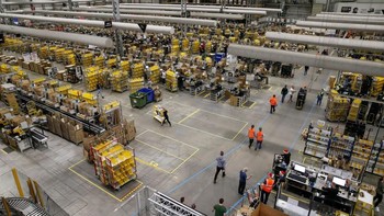 Amazon punya banyak gudang di berbagai negara. Ini salah satunya yang berlokasi di Peterborough, Inggris. Foto: Getty Images