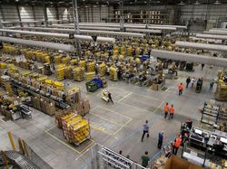 Kesibukan Gudang Toko Online Terbesar Dunia di Musim Belanja