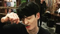 Ada yang tak kalah imut, yaitu saat Cha In Ha memasukkan makanan ke dalam mulutnya. Seperti pada fotonya yang satu ini. Saking enaknya, ia bahkan sampai memejamkan matanya. Foto: Instagram @chainha_715