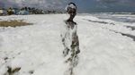 Foto Pantai Berselimut Busa, Banyak yang Main padahal Bahaya