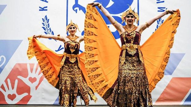 Tari Cendrawasih pada pertunjukan budaya Indonesia dalam rangka Indonesian Day di Kazan Federal University (29/11).