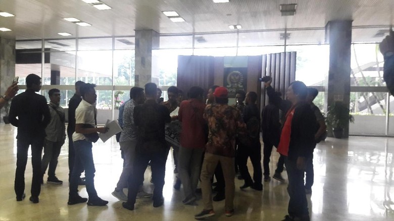 Gelar Aksi di Dalam DPR, Sejumlah Mahasiswa Diamankan Pamdal Gelar Aksi di Dalam DPR, Sejumlah Mahasiswa Diamankan Pamdal
