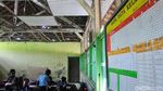 Menyedihkan, Siswa SD Ini Belajar di Kelas yang Nyaris Ambruk