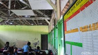 Kondisi ruang kelas yang rusak ini membuat siswa menjadi tak nyaman. Mereka dihantui rasa waswas saat mengikuti kegiatan belajar.