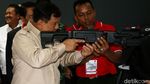 Gaya Prabowo Jajal Senjata di Pameran Alutsista Kemhan