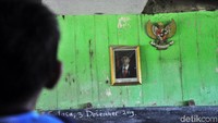 Selain itu dinding kelas berbahan papan kayu juga mulai lapuk.