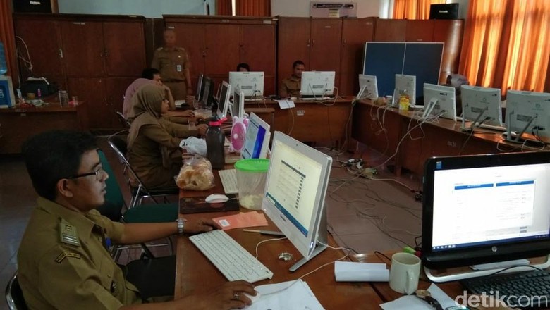 21 Ribu Warga Garut Melamar CPNS, Guru Paling Diminati 21 Ribu Warga Garut Melamar CPNS, Guru Paling Diminati
