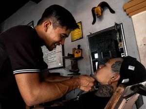 Kampung Seniman Potong Rambut dari Garut