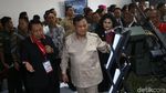 Gaya Prabowo Jajal Senjata di Pameran Alutsista Kemhan