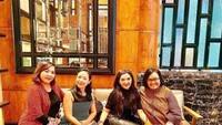 Berpose di salah satu kafe dengan minuman di hadapannya, ini Ashanty dan rekan kerjanya. Foto: Instagram @ashanty_ash
