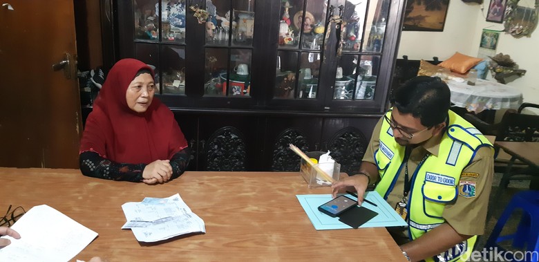 Aulia Martino yang tinggal di Jl. Cilandak Dalam, Jakarta Selatan tercatat menunggak pajak Mercedes-Benz E 400 AT senilai Rp 46,5 juta. Foto: Ridwan Arifin Aulia Martino yang tinggal di Jl. Cilandak Dalam, Jakarta Selatan tercatat menunggak pajak Mercedes-Benz E 400 AT senilai Rp 46,5 juta. Foto: Ridwan Arifin