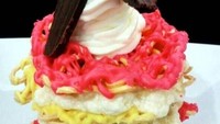 Ada yang tergoda dengan sajian ini? Mie instan yang satu ini diajikan dengan fla, lelehan cokelat rasa raspberry, es krim vanilla dan cokelat keping. Foto: istimewa
