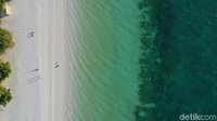 Ngurbloat dalam bahasa Indonesia berarti pantai pasir panjang. Pasir pantai dengan karakter seperti tepung terigu. Butirannya halus banget. Jika digenggam dengan tangan, pasirnya akan dengan mudah lolos saking halusnya (Didik Dwi Haryanto/detikcom)