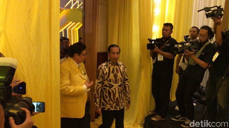 Didampingi Airlangga-Megawati, Jokowi Tiba di Munas Golkar Didampingi Airlangga-Megawati, Jokowi Tiba di Munas Golkar