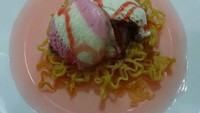 Waffle, pancake atau crepes memang enak disajikan dengan tambahan es krim dan saus manis. Tapi apa jadinya kalau yang disajikan justru mie instan yang sudah digoreng garing.  Foto: istimewa
