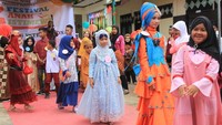 Sejumlah siswa penyintas tunarungu dan penyintas tunawicara mengikuti peragaan busana pada acara festival anak istimewa di Sekolah Menengah Pertama Luar Biasa (SMPLB) Negeri Meulaboh, Aceh Barat, Aceh, Selasa (3/12/2019). Festival anak istimewa yang diikuti 86 siswa dari Sekolah Dasar Luar Biasa (SDLB) Nagan Raya dan Sekolah Menengah Pertama Luar Biasa (SMPLB) Meulaboh tersebut serangkaian kegiatan dalam peringatan Hari Disabilitas Internasional 2019 dengan mengusung tema Indonesia Inklusi Disabilitas Unggul. Antara Foto/Syifa Yulinnas.