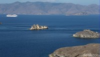 Panorama Pulau Padar dan Pulau Komodo memikat turis macanegara untuk singgah di pulau tersebut. Dalam sehari kurang lebih 2 kapal pesiar berlabuh di Pulau Komodo.