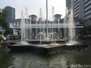 Pemprov DKI Pasang Pohon Natal dari Botol Bekas di Lapangan Banteng-Thamrin