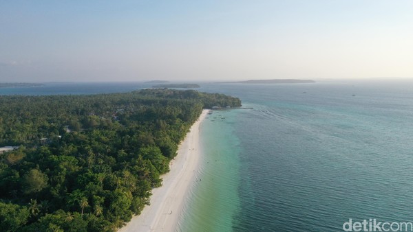 Kawasan Pantai Ngurbloat sendiri sudah tertata dengan baik. Di depan pantai juga ada pulau-pulau cantik, namanya kawasan Pulau 10. Ada Pulau Nai, Witir, Lik dan Pulau Lei (Didik Dwi Haryanto/detikcom) Kawasan Pantai Ngurbloat sendiri sudah tertata dengan baik. Di depan pantai juga ada pulau-pulau cantik, namanya kawasan Pulau 10. Ada Pulau Nai, Witir, Lik dan Pulau Lei (Didik Dwi Haryanto/detikcom)
