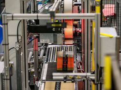 Kesibukan Gudang Toko Online Terbesar Dunia di Musim Belanja