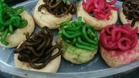 Pembuat cookies yang satu ini tampaknya bosan menggunakan kacang aatau cokelat sebagai topping. Ia pun memilih mie instan rainbow untuk topping kue keringnya. Foto: istimewa