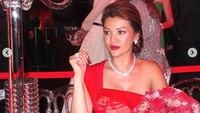 Mau bergaya glamour ataupun santai, Farah selalu terlihat seksi. Dok. Instagram/farahquinnofficial