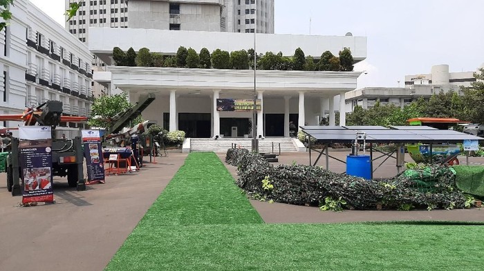 Kementerian Pertahanan (Kemhan) menggelar pameran industri alat peralatan pertahanan dan keamanan (Alpalhankam) dalam negeri. Menhan Prabowo Subianto mengatakan pameran tersebut adalah salah satu upaya untuk mengandeng swasta dalam meningkatkan pertahanan dan keamanan nasional.