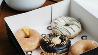 Donat empuk satu ini memiliki beragam rasa dengan topping yang menarik. Mulai dari cokelat hingga choco crumble yang tentunya nikmat. Foto: Instagram @doughdarlings