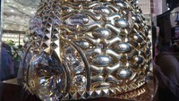 Mungkin kalau cuma begini terdengar tak beda dengan pasar Indonesia lainnya. Tapi ada satu yang berbeda, Dubai Gold Souk punya cincin emas terbesar dunia!(Bonauli/detikcom)